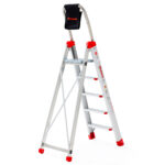 Drabina Faraone DOMUS spełniająca normę EN 131 – widok z tyłu