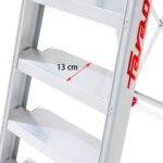 Głębokie stopnie 13 cm zapewniające komfort pracy w drabinie Faraone DOMUS