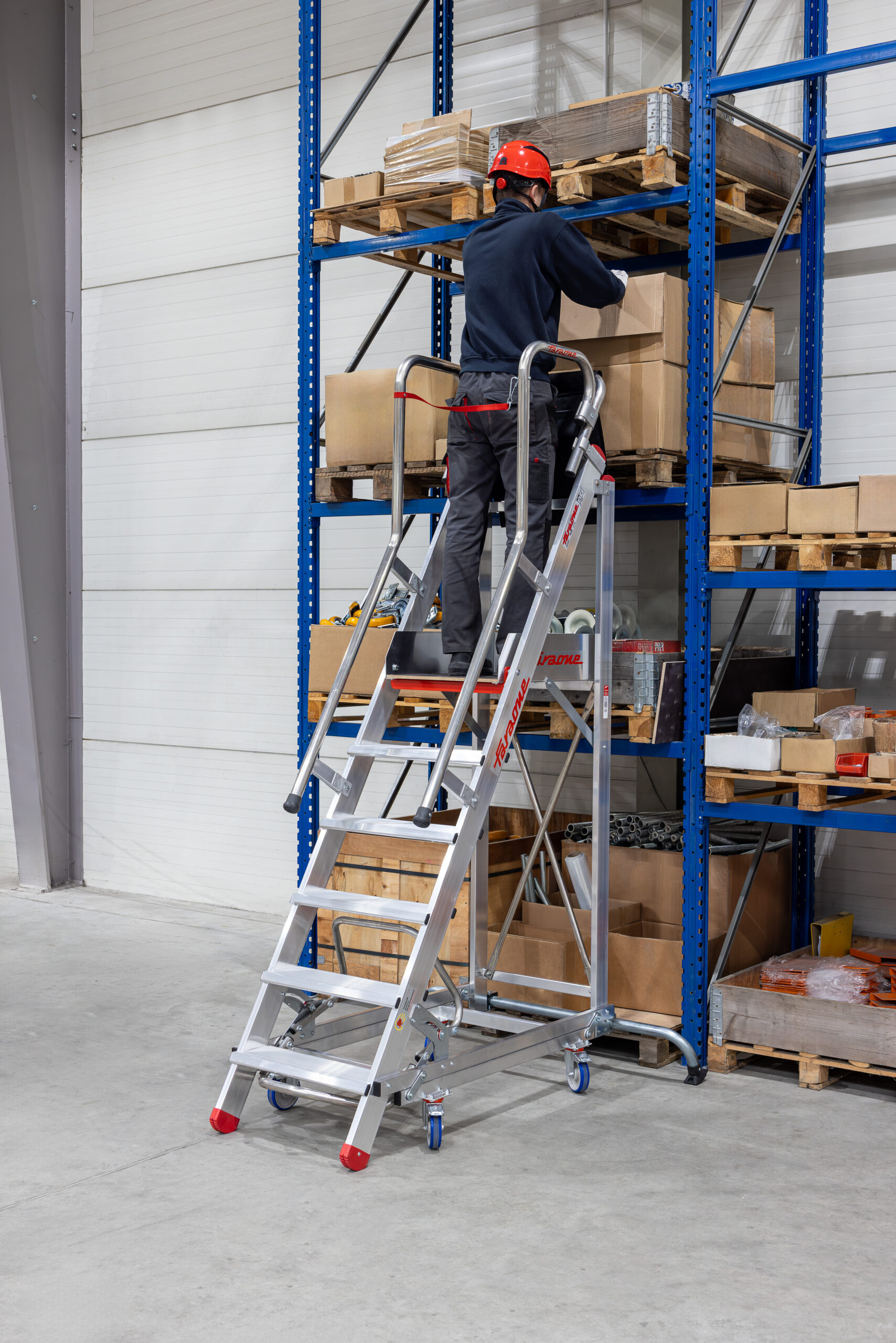 Podest przejezdny samoblokujący SMLT -zastosowanie w magazynie