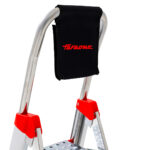 Kieszeń na narzędzia zamontowana na pałąku drabiny Faraone