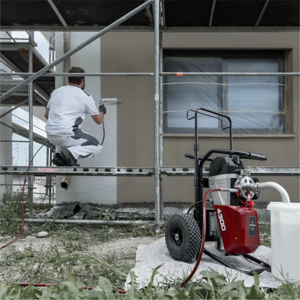 Agregat membranowy Elite 4300 w trakcie pracy z dwoma pistoletami