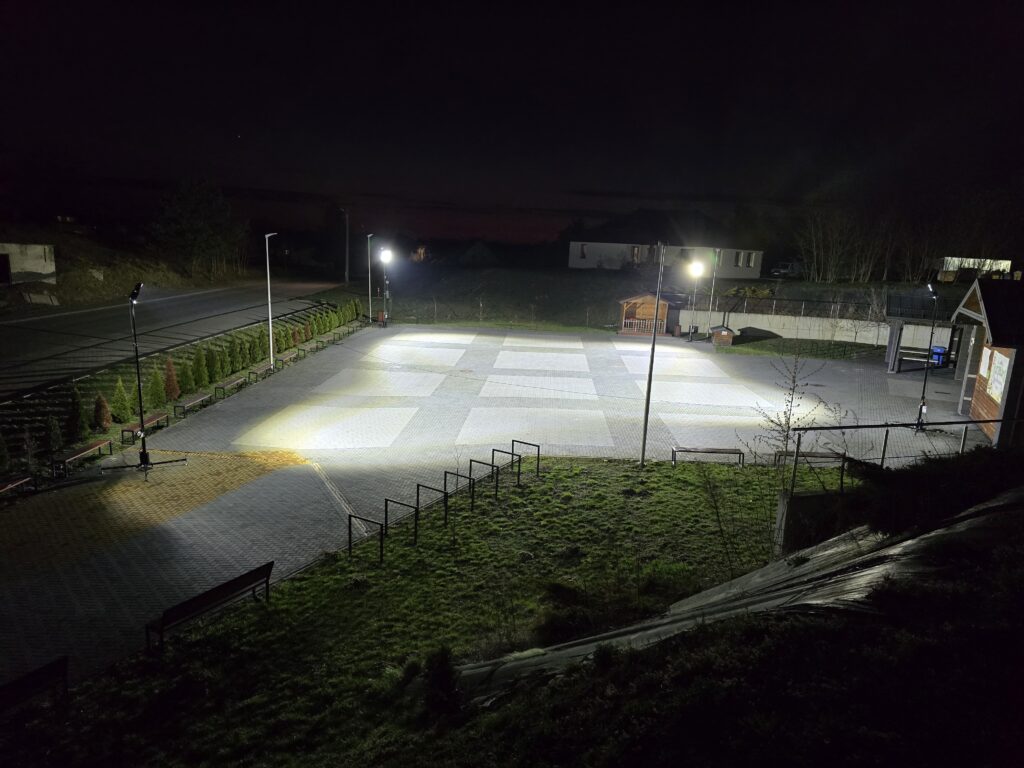 Oświetlenie placu targowego w Ułężu przy użyciu mobilnych masztów oświetleniowych LED 67500 lm