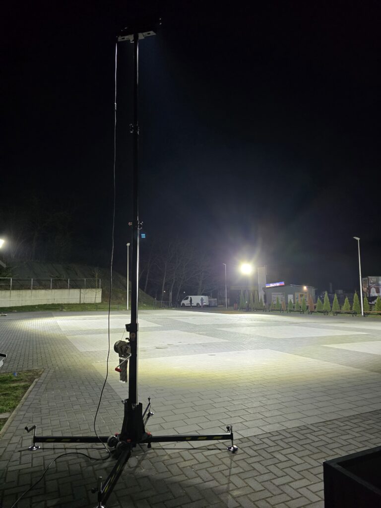 Mobilne maszty oświetleniowe oświetlające plac targowy w gminie Ułęż podczas realizacji terenowej