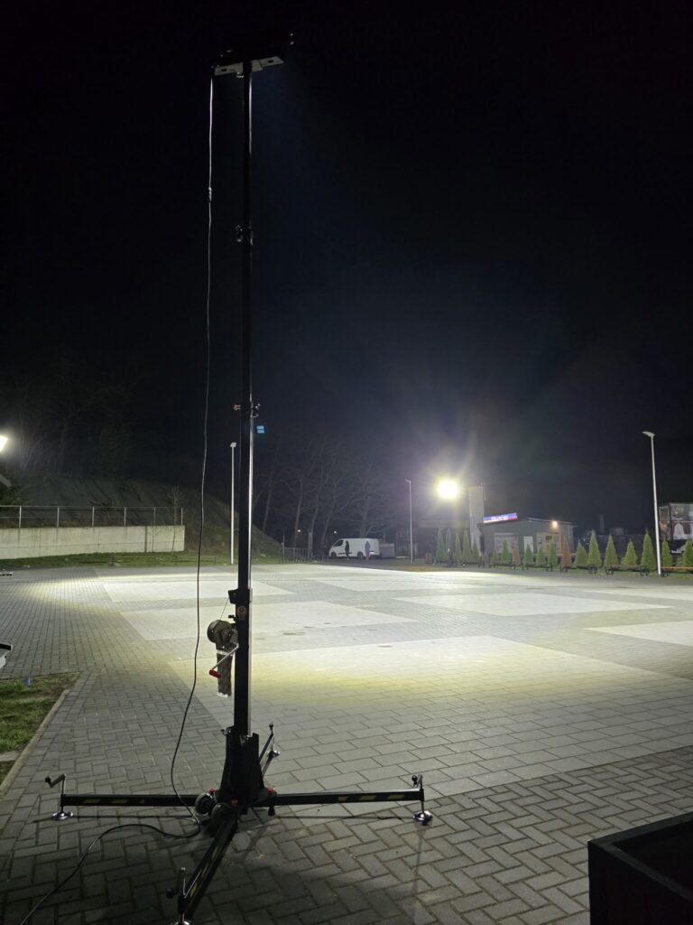 Mobilne maszty oświetleniowe oświetlające plac targowy w gminie Ułęż podczas realizacji terenowej