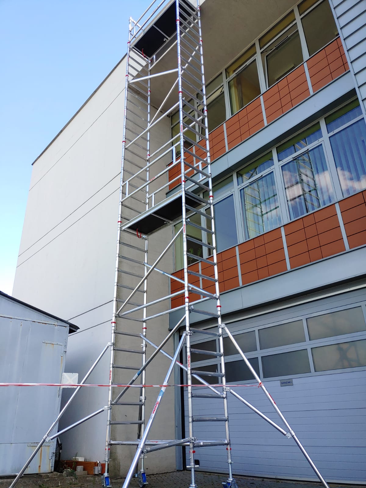 Rusztowanie aluminiowe podczas pracy na elewacji zewnętrznej 10 metrów