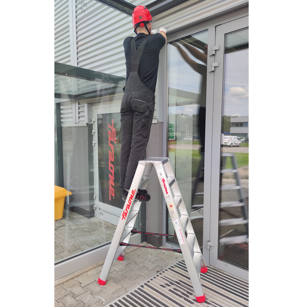 Drabina dwustronna Faraone ND - aluminiowa drabina składana z szerokimi stopniami.