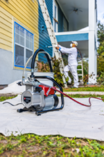 Agregat malarski membranowy Titan Elite 2000 – widok urządzenia z pistoletem RX-80 i wężem podczas malowania