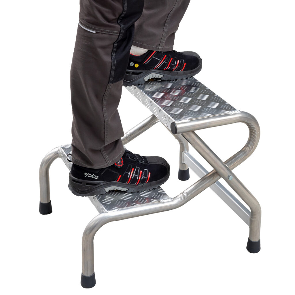 Schody magazynowe z szerokimi stopniami 20 cm