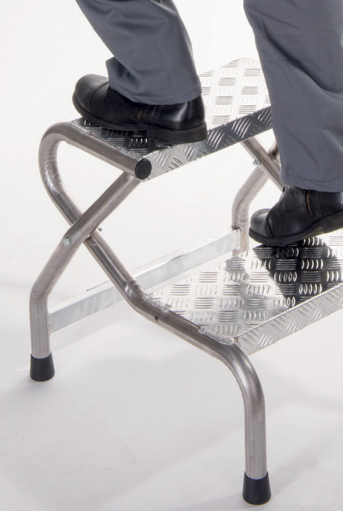 Lekka konstrukcja aluminiowa schodów SGA Faraone – widok z boku