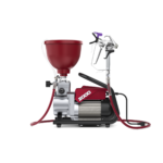 Agregat malarski membranowy Titan Elite 2000 – widok urządzenia z pistoletem RX-80 i wężem podczas malowania - WIDOK Z BOKU