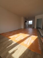 Zabezpieczenie podłogi matą malarską SCLEY – ochrona paneli przed farbą i zabrudzeniami