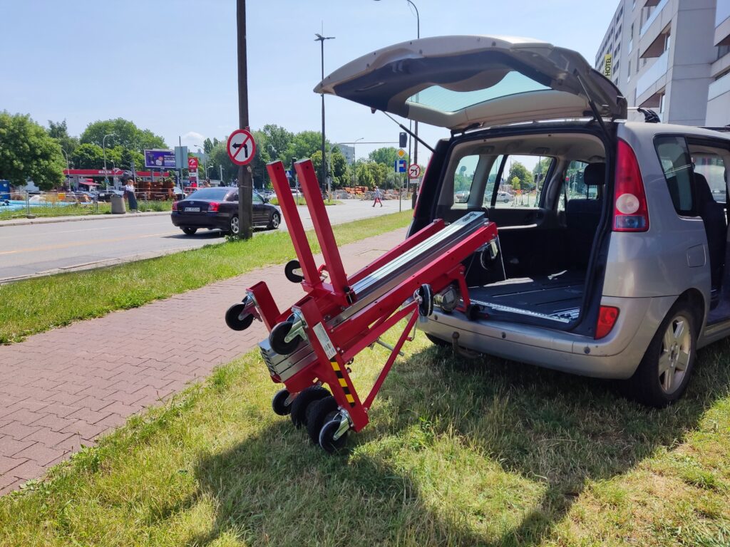 Transport podnośnika toro w busie