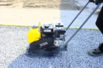 zagęszczarka wacker neuson bps 2050 gw-c podczas zagęszczania