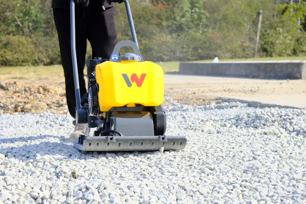 zagęszczarka wacker neuson podczas pracy