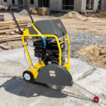 Przecinarka do betonu Wacker Neuson BFS 1350 G-c podczas cięcia betonu na budowie
