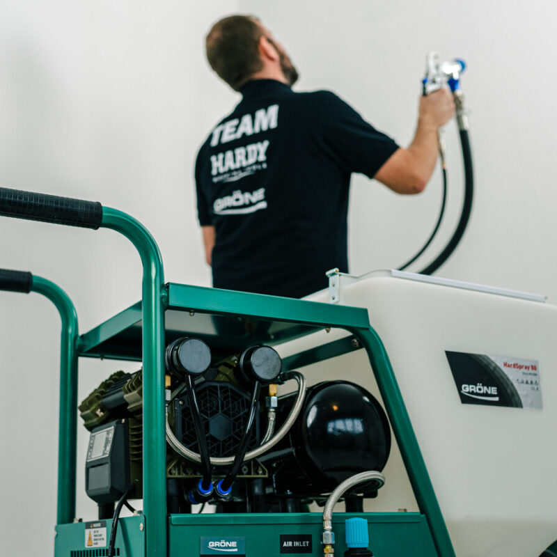 Gröne HardSpray 80 agregat do tynkowania elewacji podczas aplikacji tynku strukturalnego