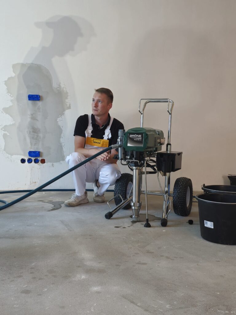 Szkolenie z obsługi agregatu malarsko-szpachlarskiego Gröne PowerSpray 81 na budowie u klienta