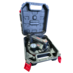 Przyssawka do płytek akumulatorowa Kinczyk z manometrem podczas montażu płytek