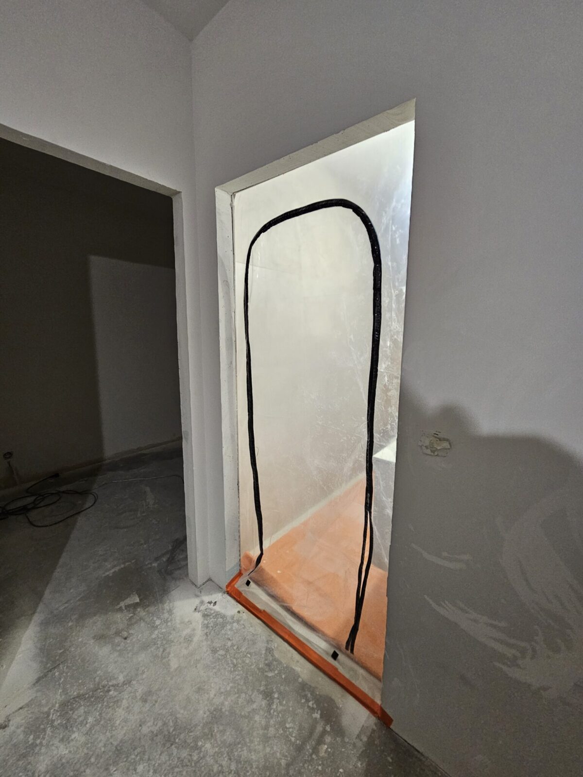 zabezpieczenie kurtyną pomieszczenia przed remontem