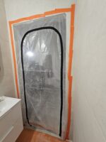 Kurtyna przeciwpyłowa na drzwiach do łazienki