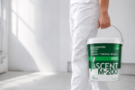 Wykonawca z wiadrem gładzi szpachlowej ASCENT M-200 Mineral Perfect 25 kg podczas prac wykończeniowych