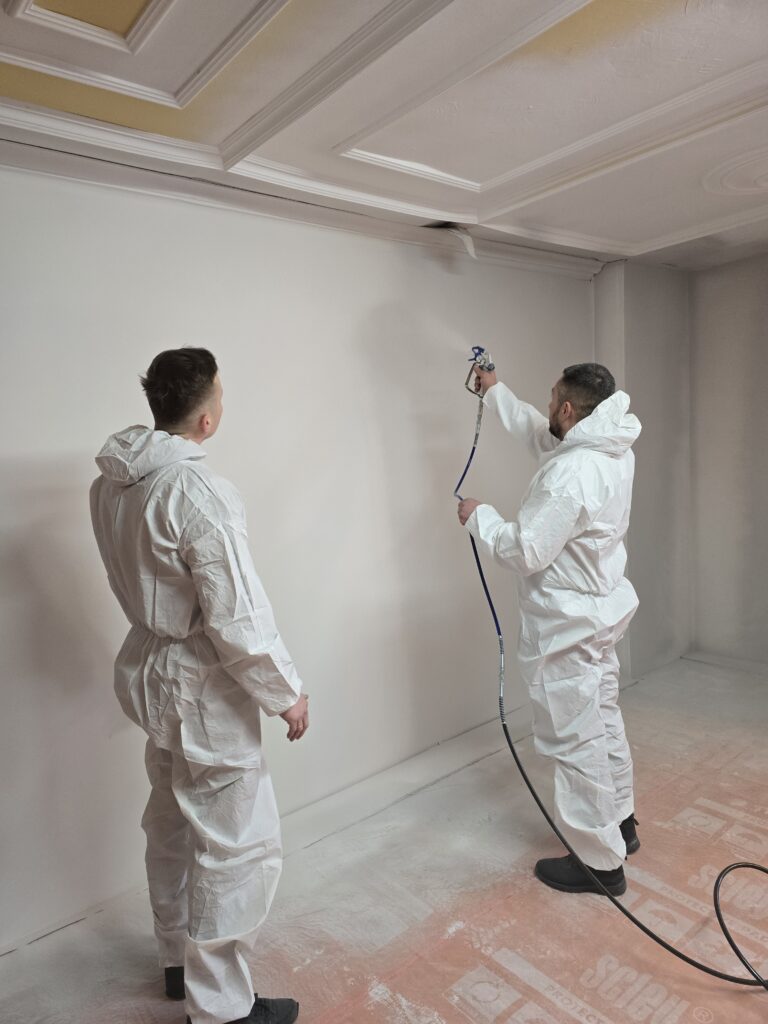 Nauka prawidłowej techniki prowadzenia pistoletu natryskowego podczas szkolenia z agregatu