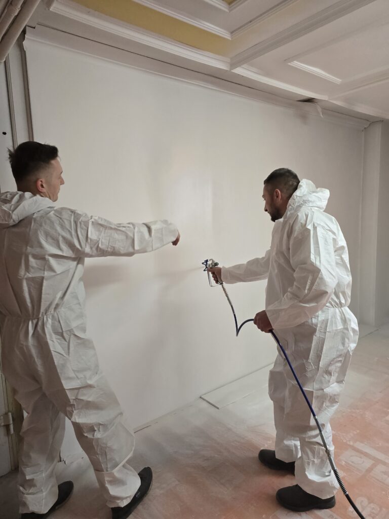 Uczestnik szkolenia wykonuje natrysk farby agregatem malarskim Graco Dura Pro P21