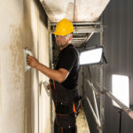 Potężne oświetlenie placu budowy nocą za pomocą lampy Giant LED Evo 288W zamontowanej na wysokim statywie stalowym, doświetlającej duży obszar roboczy.