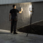 Lampa smugowa LED oświetlająca ścianę podczas szlifowania od boku