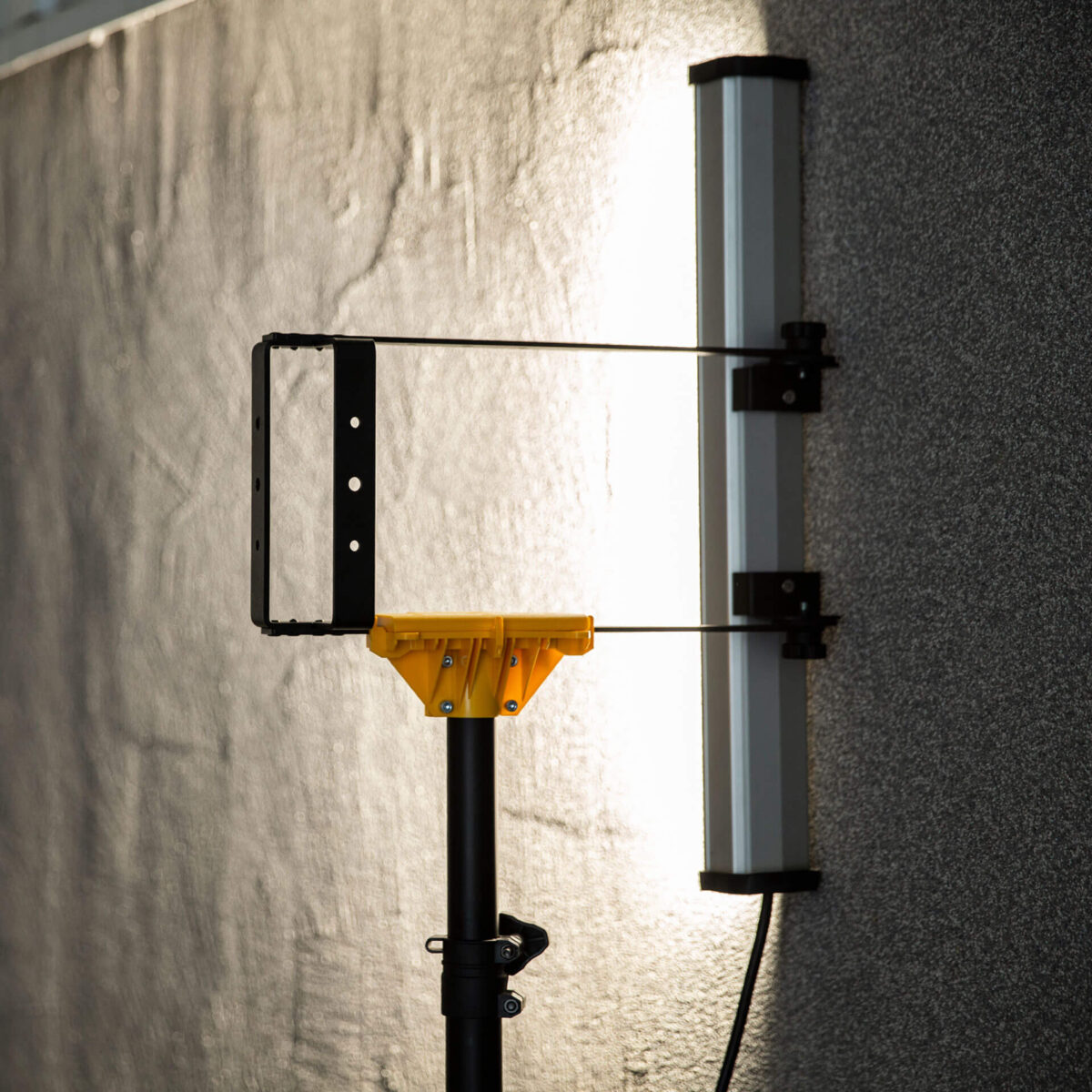 Lampa smugowa Plaster Lite Future LED oświetlająca ścianę podczas szlifowania gładzi.