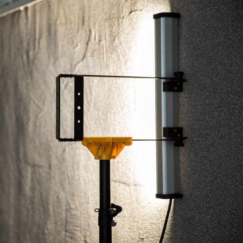 Lampa smugowa Plaster Lite Future LED oświetlająca ścianę podczas szlifowania gładzi.