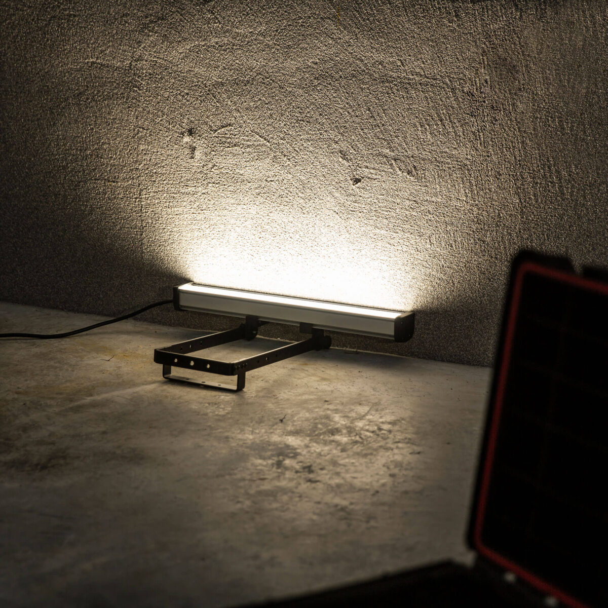 Lampa smugowa LED oświetlająca ścianę podczas szlifowania