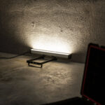 Lampa smugowa LED oświetlająca ścianę podczas szlifowania