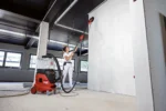 Żyrafa FLEX GE 6 X-EC podczas szlifowania sufitu