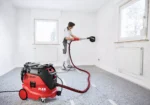 Odkurzacz FLEX VCE 33 M AC przy szlifowaniu ściany żyrafą FLEX