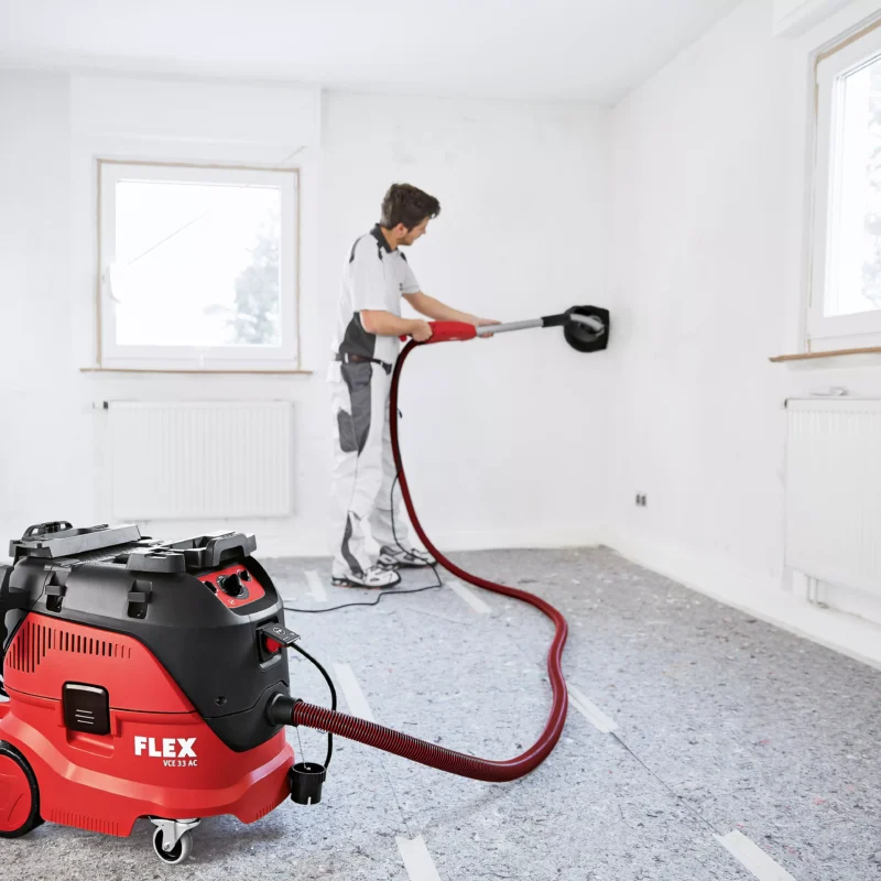 Odkurzacz FLEX VCE 33 M AC przy szlifowaniu ściany żyrafą FLEX