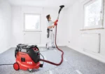 Odkurzacz FLEX VCE 33 M AC przy szlifowaniu sufitu żyrafą FLEX